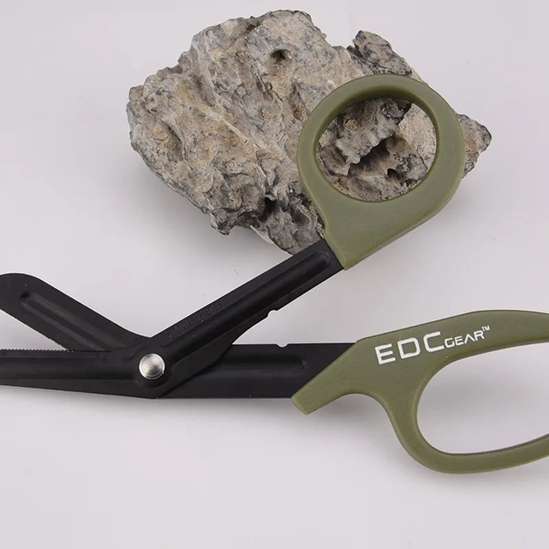 Equipped with fine toothed survival and rescue scissors, medical first aid canvas scissors, and wilderness survival equipment
